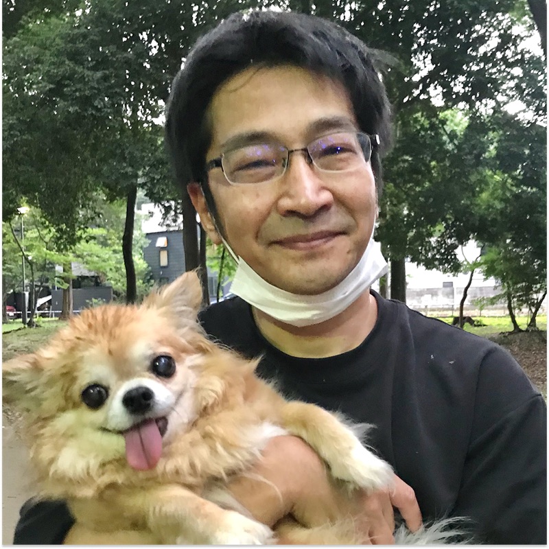 犬を抱えた店主の写真